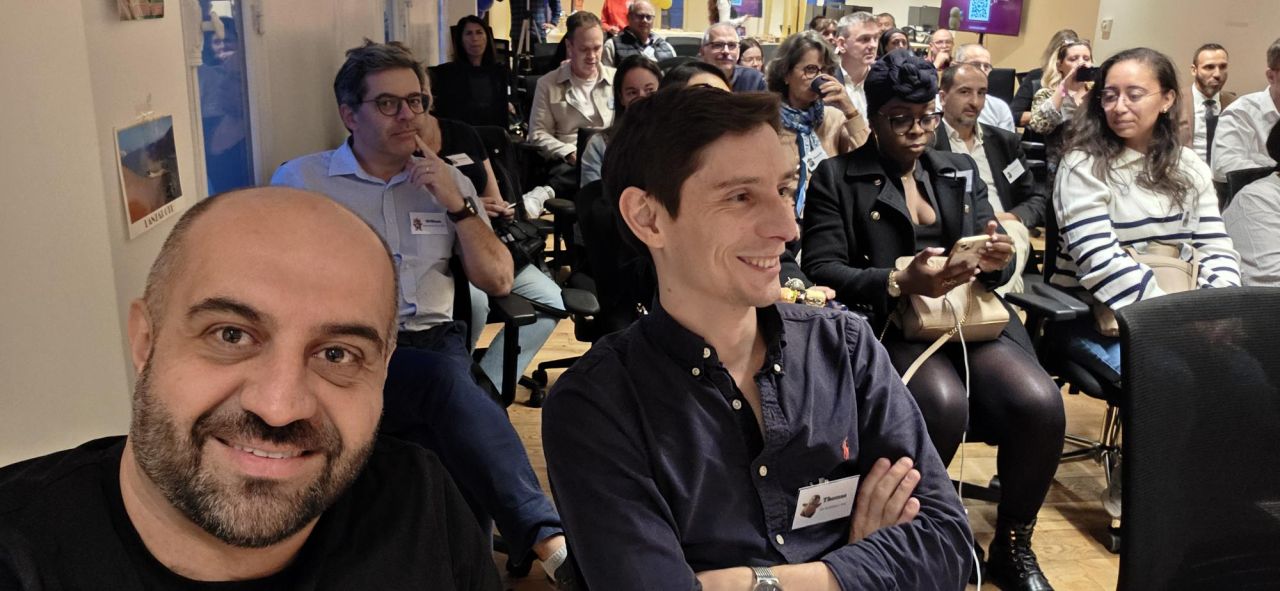 Participants souriants dans la salle