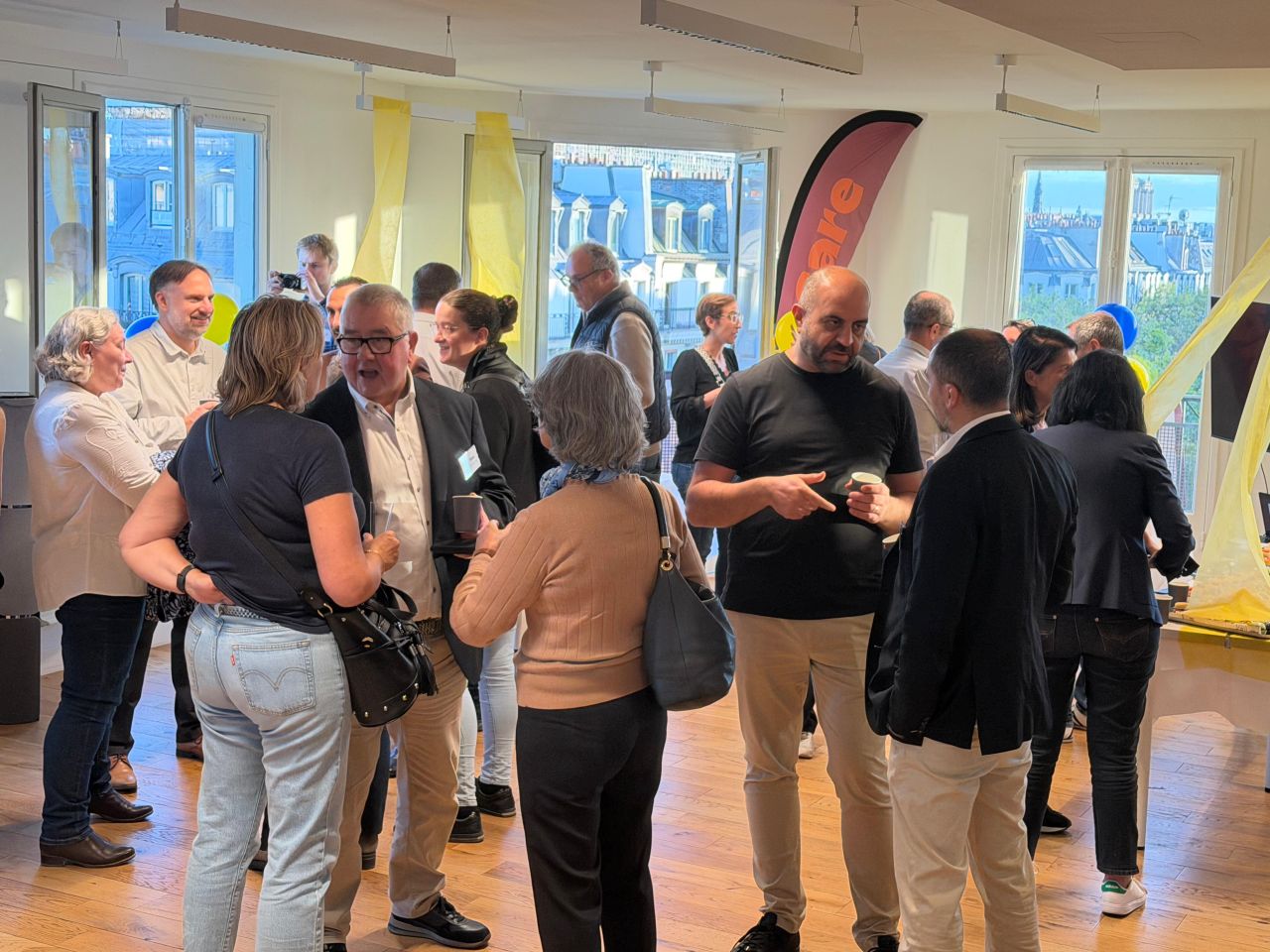 Échanges entre participants pendant la soirée
